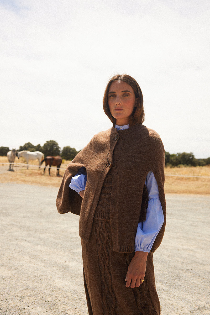 Capa-de-punto-marrón-de-mujer 3