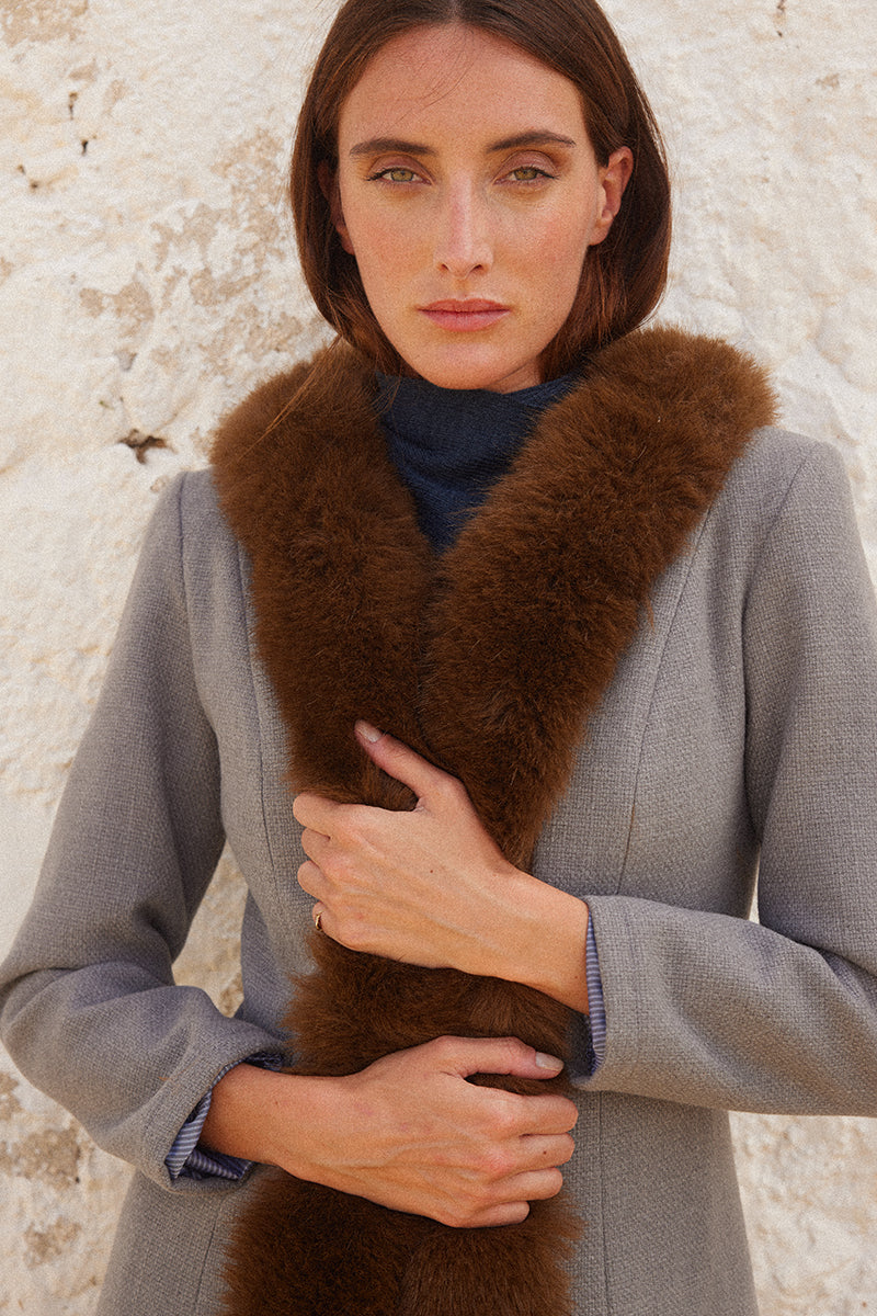 Abrigo-largo-gris-para-mujer-elegante 2