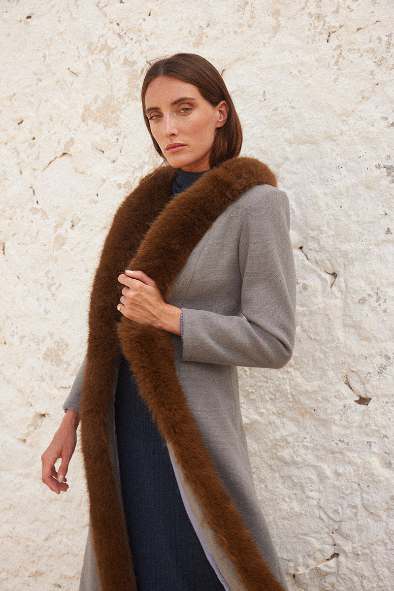 Abrigo-largo-gris-para-mujer-elegante