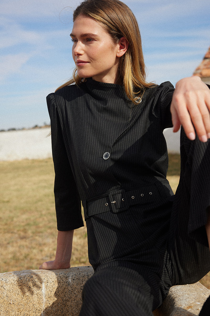 Mono-largo-elegante-de-mujer