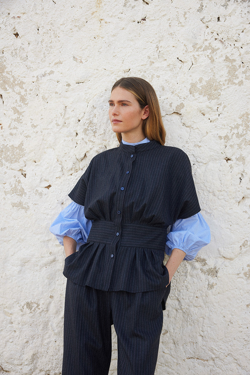 Top de manga corta azul con rayas