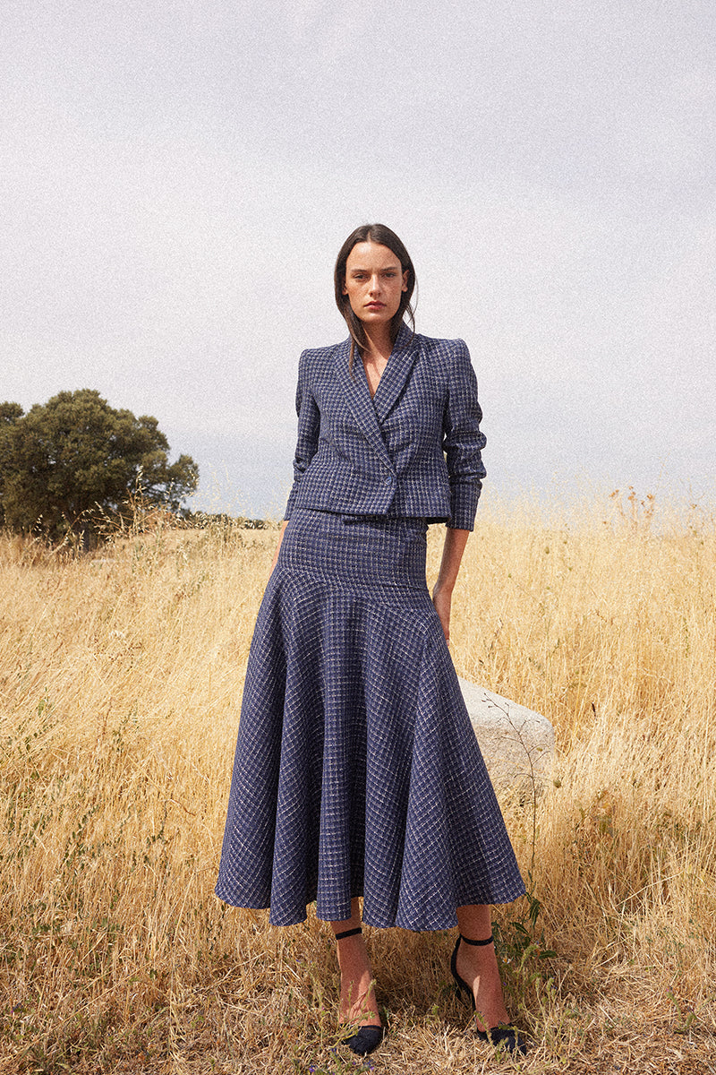 Falda-azul-mujer-elegante-y-ligera