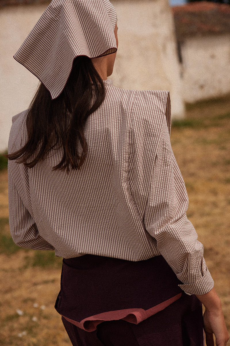 Camisa-burdeos-mujer-con-estampado-bandana 4