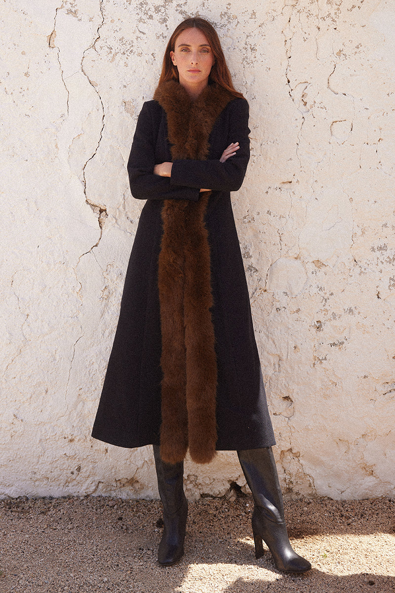 Abrigo-largo-negro-para-mujer-elegante