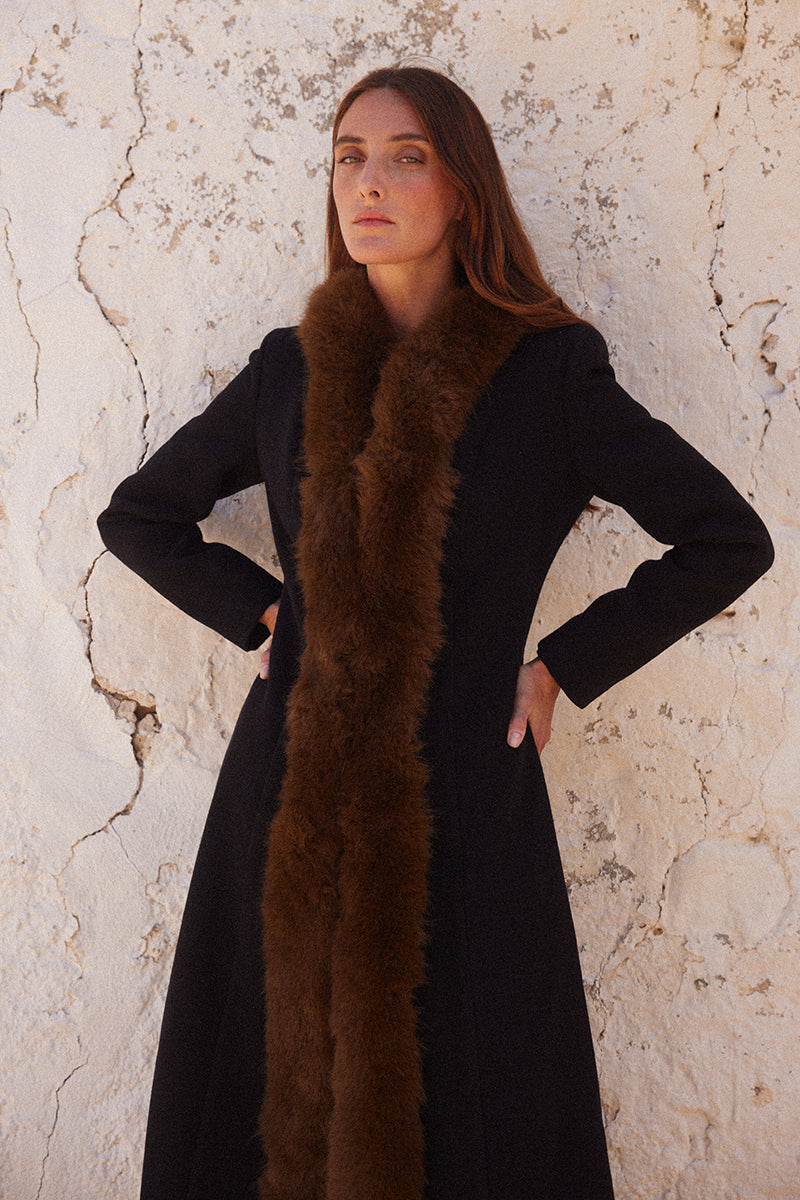 Abrigo-largo-negro-para-mujer-elegante