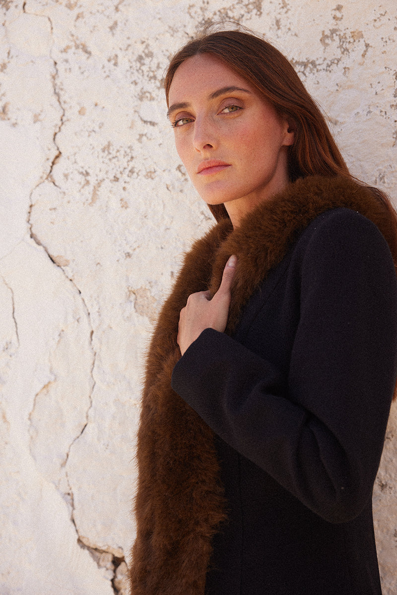 Abrigo-largo-negro-para-mujer-elegante