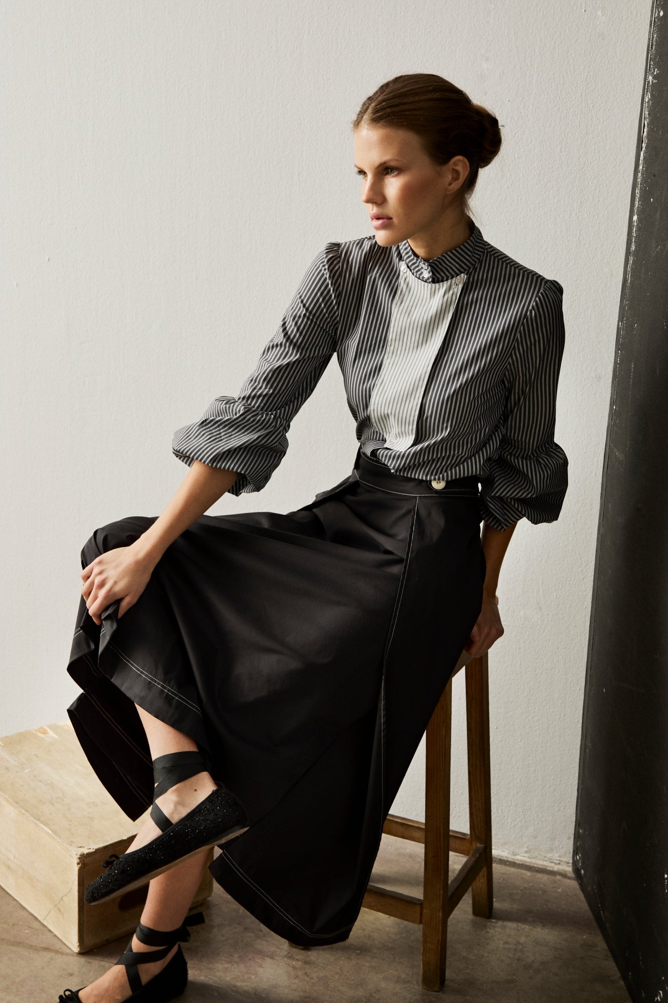 Camisa de rayas negra y blanca con manga abullonada