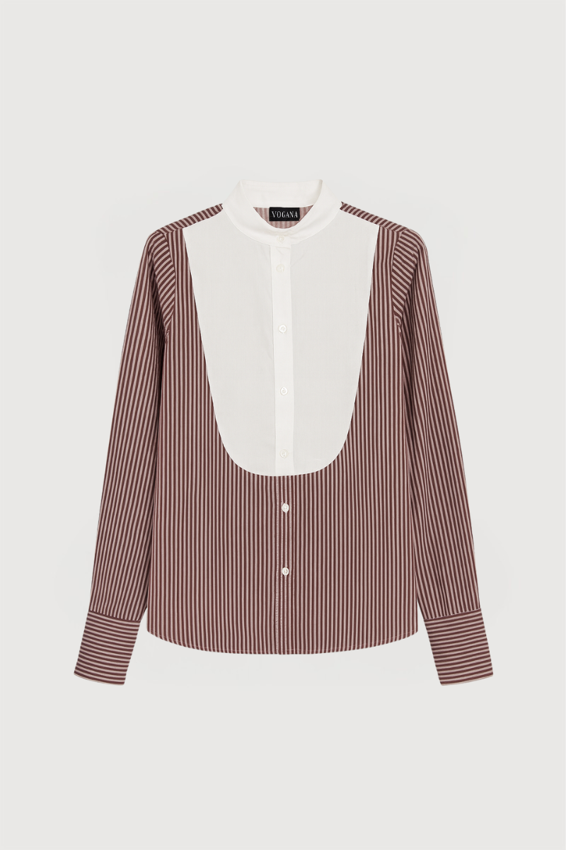 Camisa de rayas burdeos y blanca con puño y cuello cerrado.