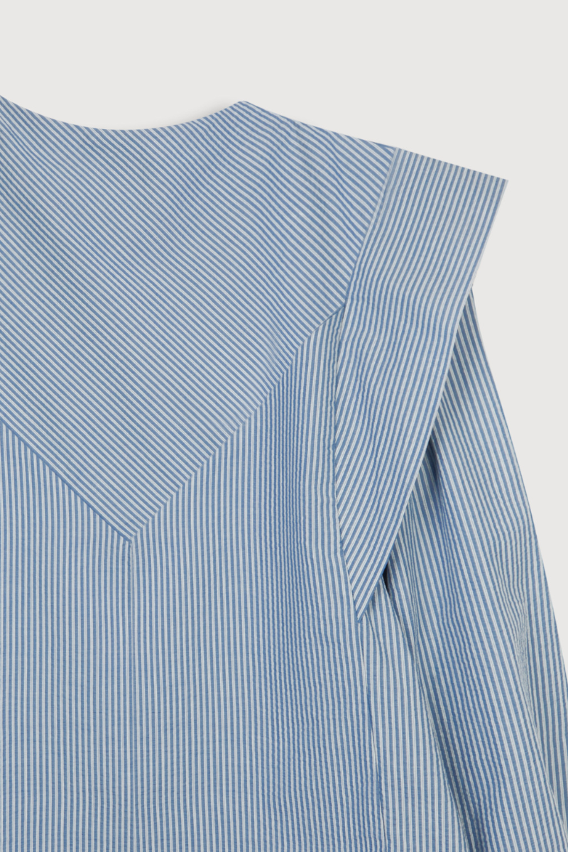 Camisa-celeste-mujer-con-estampado-bandana 2