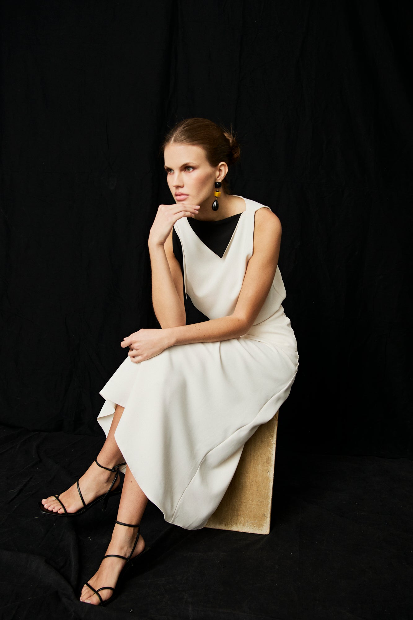 Falda midi crema de corte evasé.