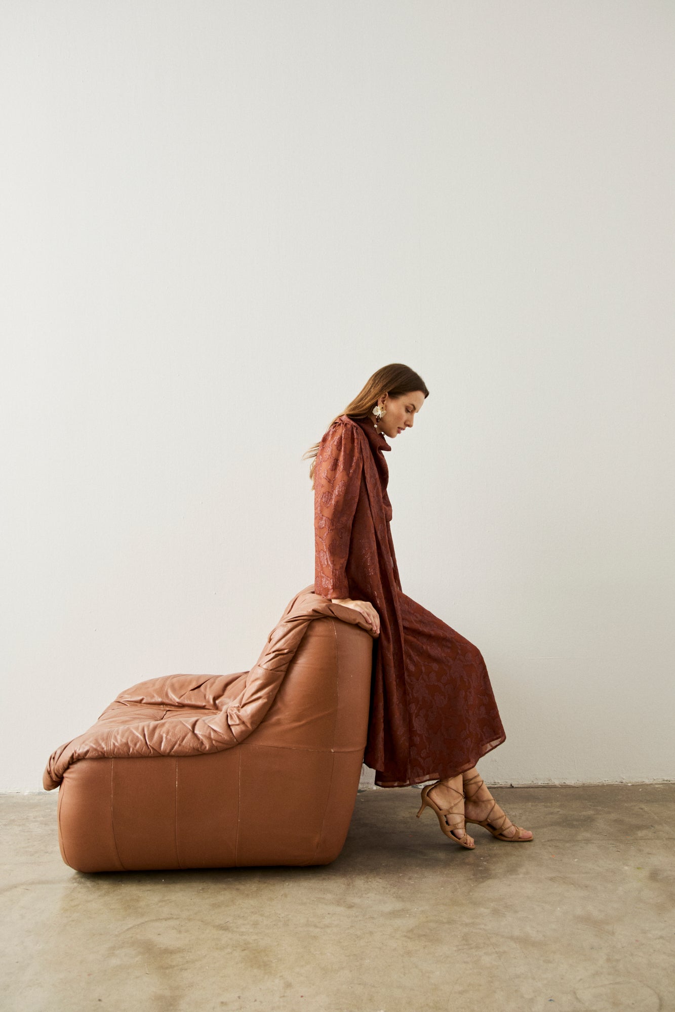 Kaftan midi con detalle de flores.