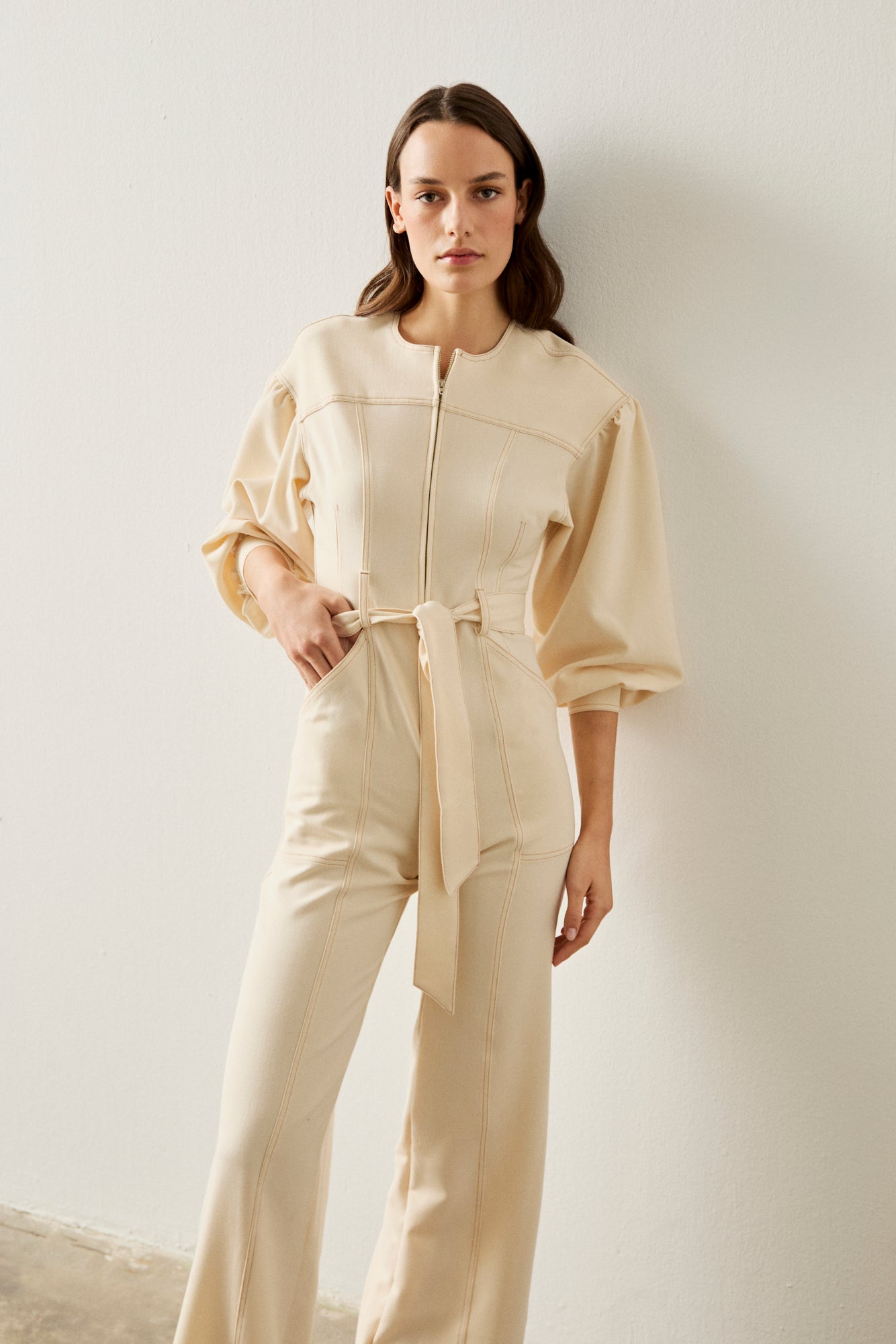 Mono de manga larga abullonada blanco