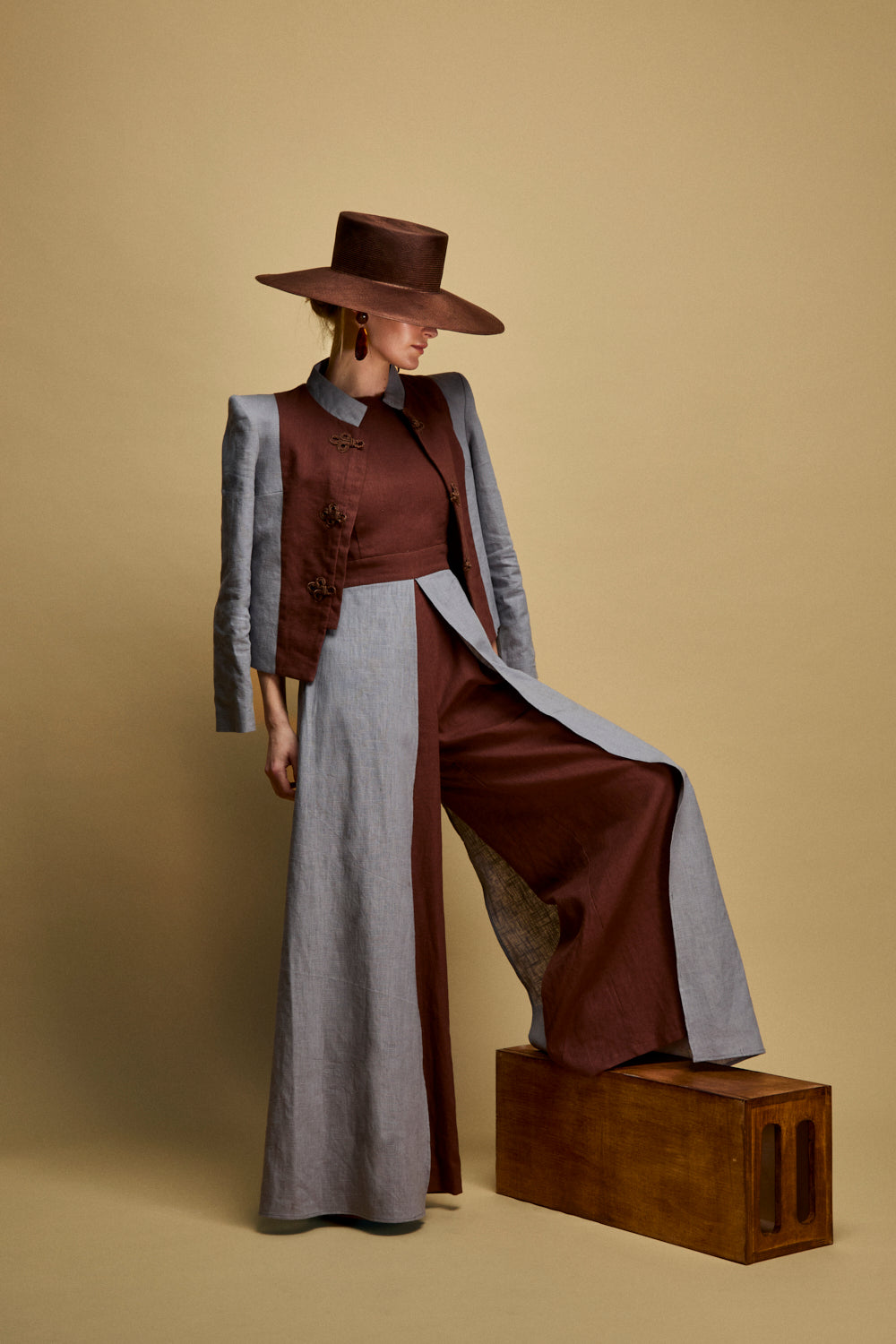 Mono de tirantes cruzados en color marrón con pieza superpuesta a contraste desde la cintura.