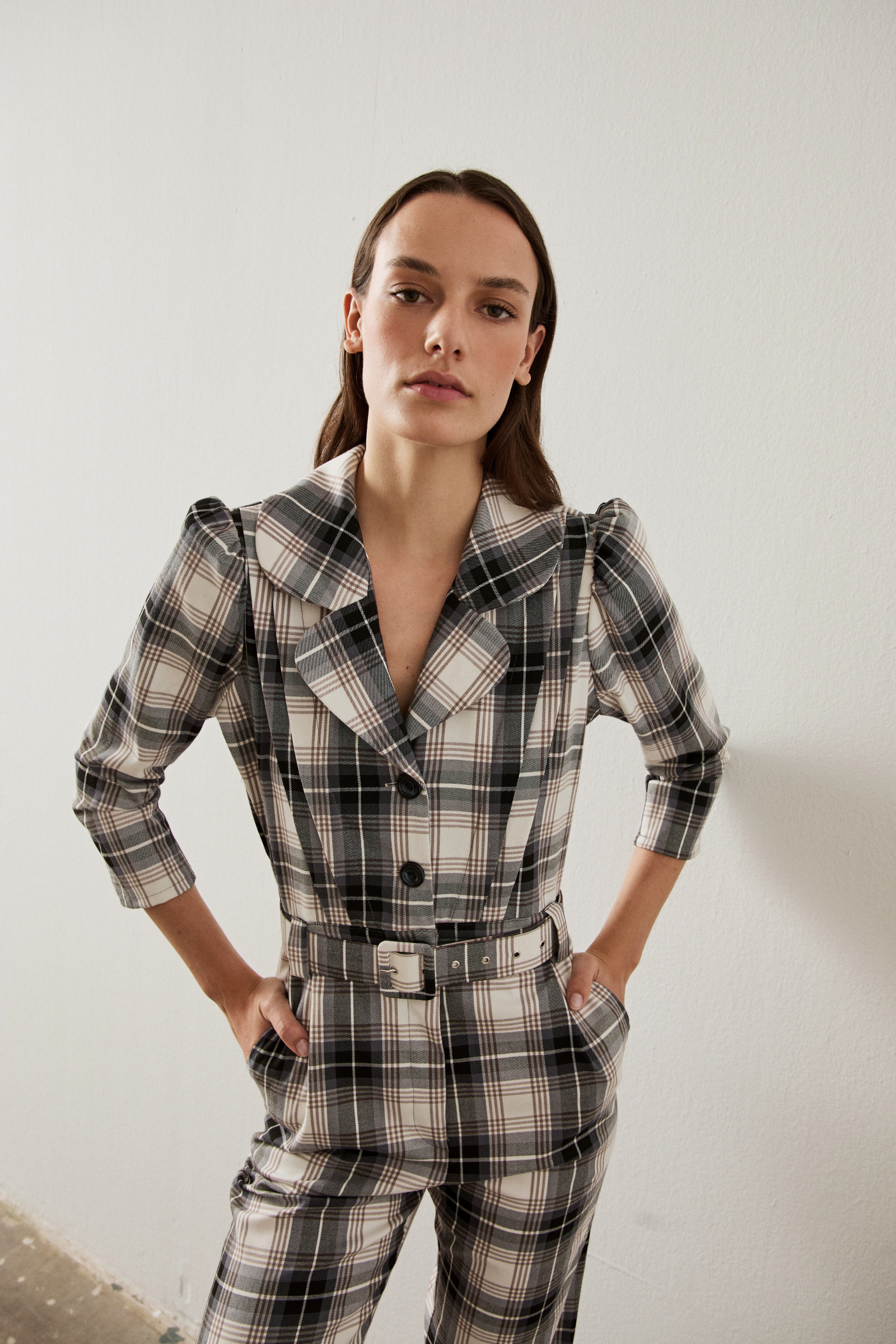 Mono de manga larga abullonada y escote en uve con solapa.