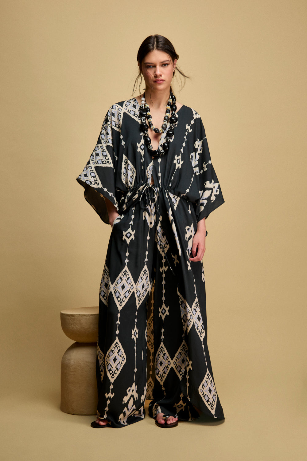 Pantalón fluido recto en color azul marino con cinturilla elástica.