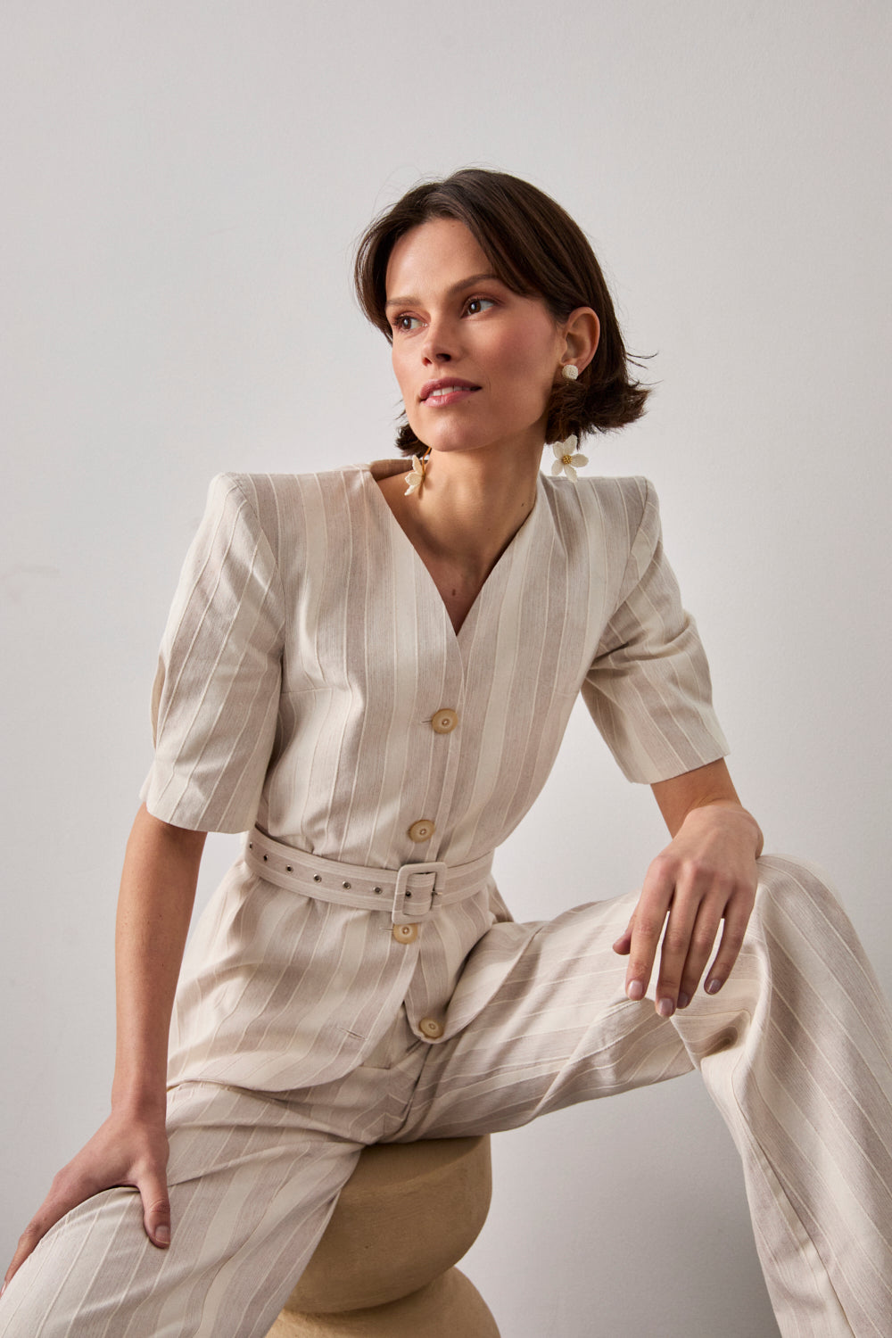 Pantalón de rayas en color crema con talle alto y pernera recta.