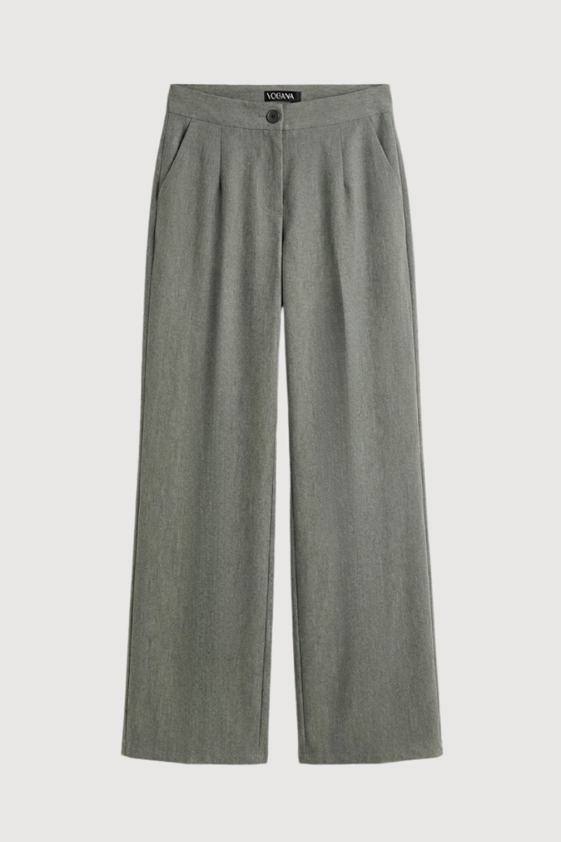 Pantalón de pinzas y pernera recta en color gris.Cuenta con bolsillos delanteros y cierre con botón.