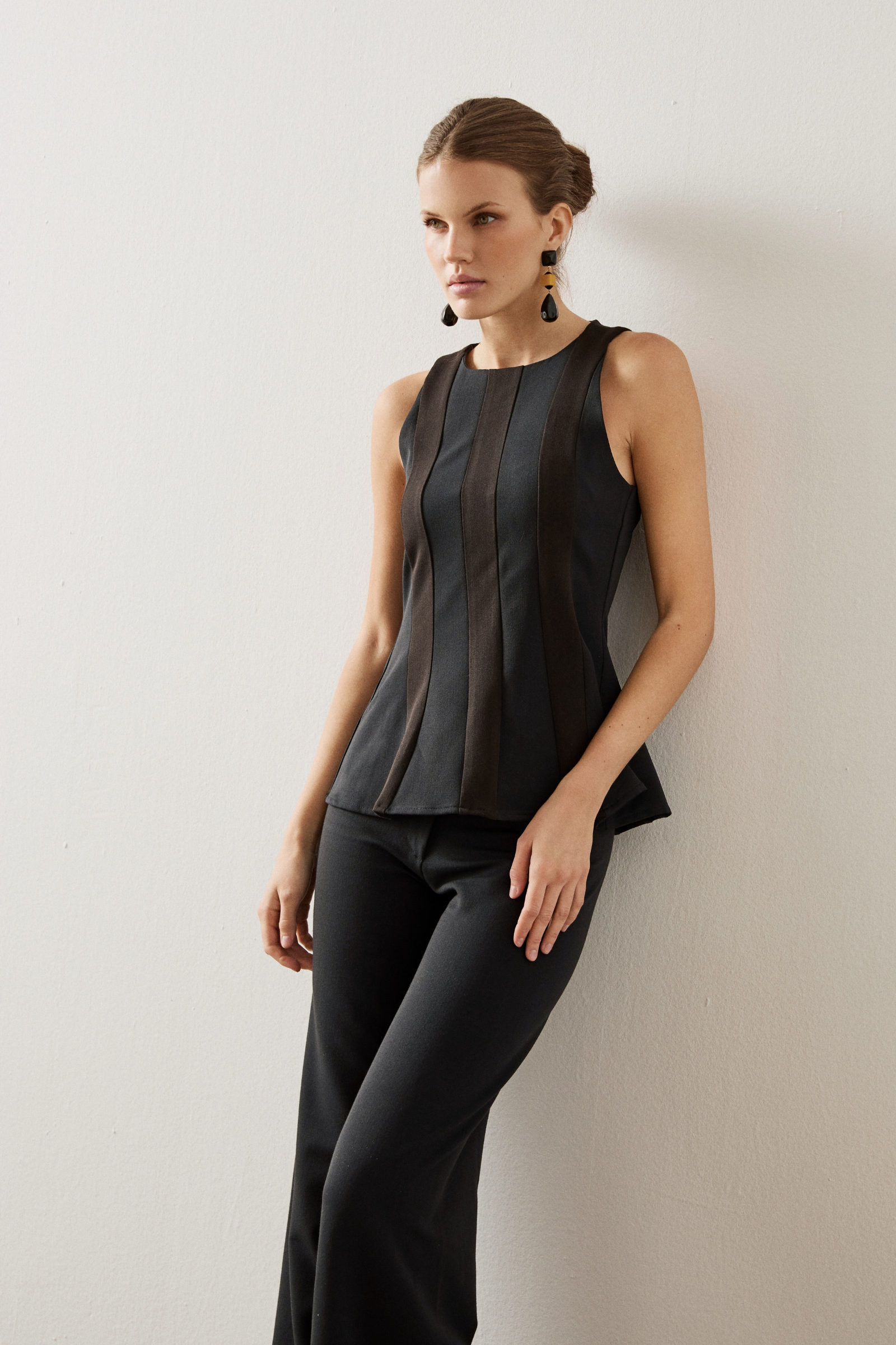 Pantalón en color azul marino con talle alto y pernera recta.