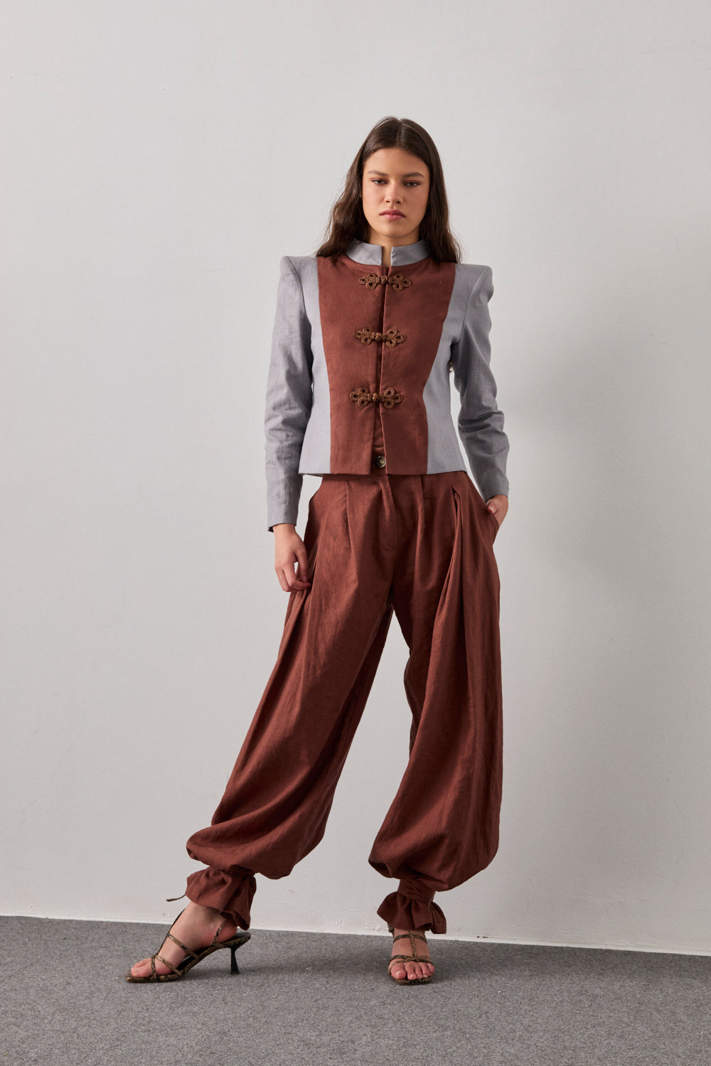 Pantalón palazzo de lino con pinza en color marrón.