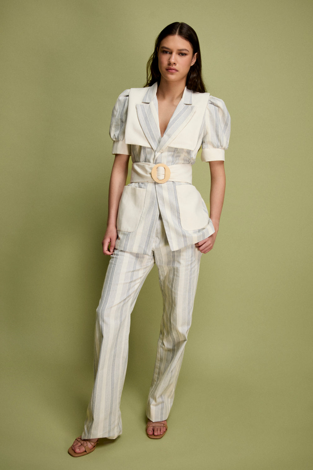 Pantalón de pinzas y pernera recta con rayas en tono gris.