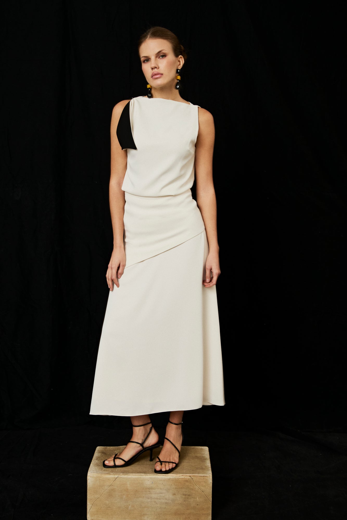 Top sin mangas con piezas multiposición a contraste en cuello y sisa.