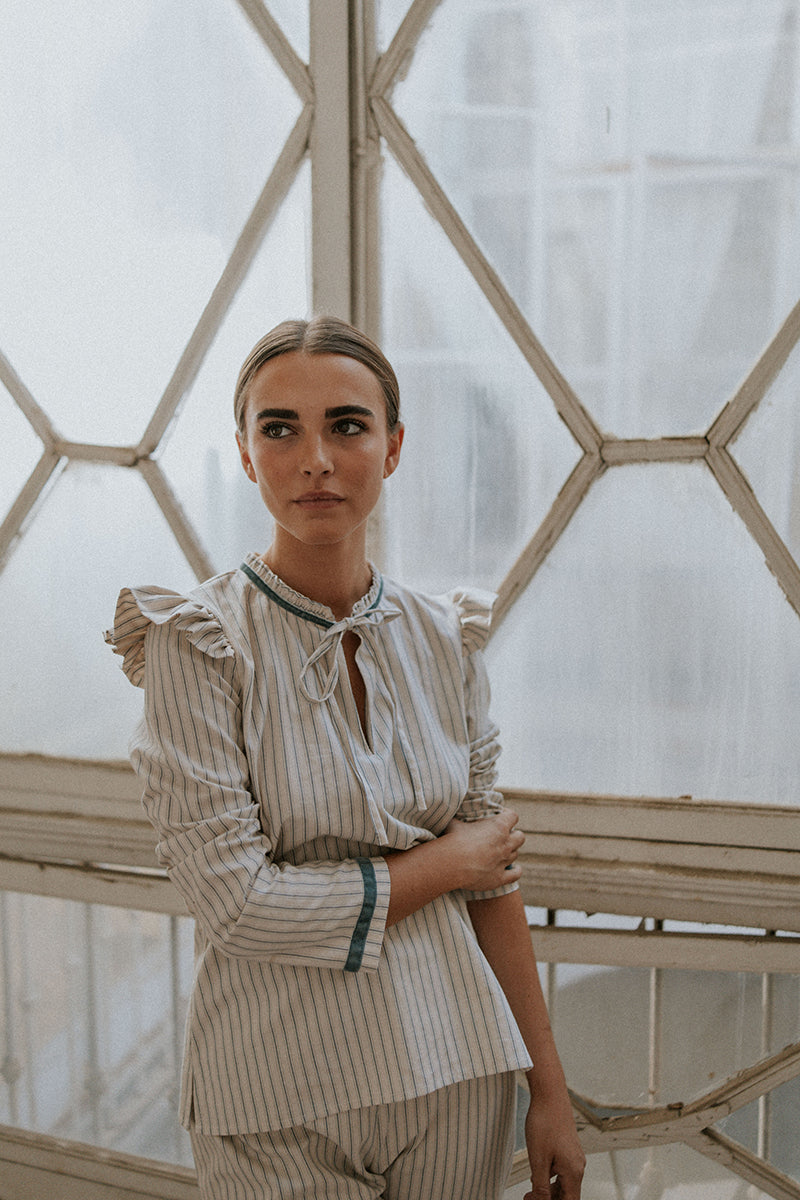 Pijama-de-rayas-azul-con-lazo-3