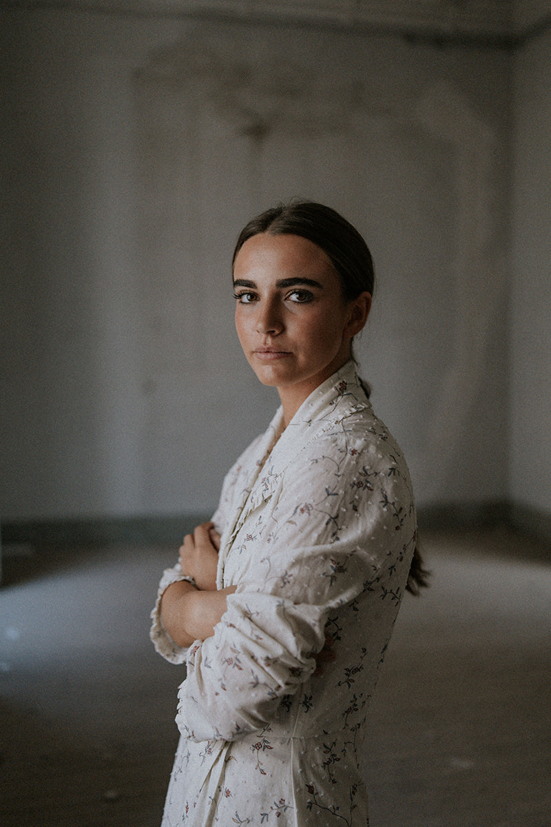 Bata-de-novia-blanca-con-flores-estampada-6