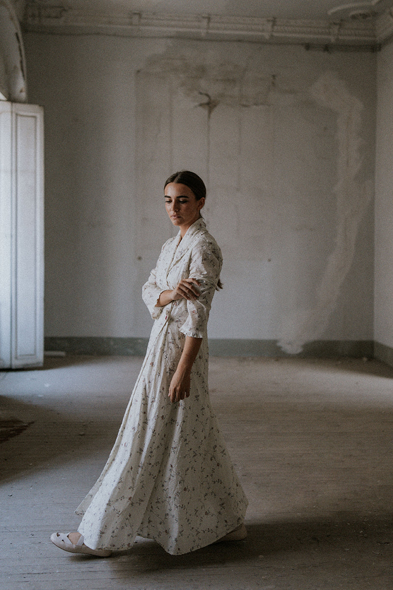 Bata-de-novia-blanca-con-flores-estampada-