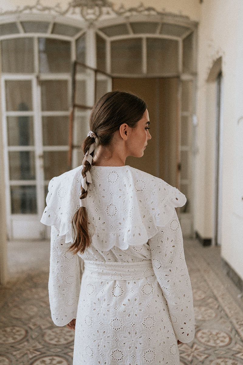 bata-de-novia-blanca-con-bordados-