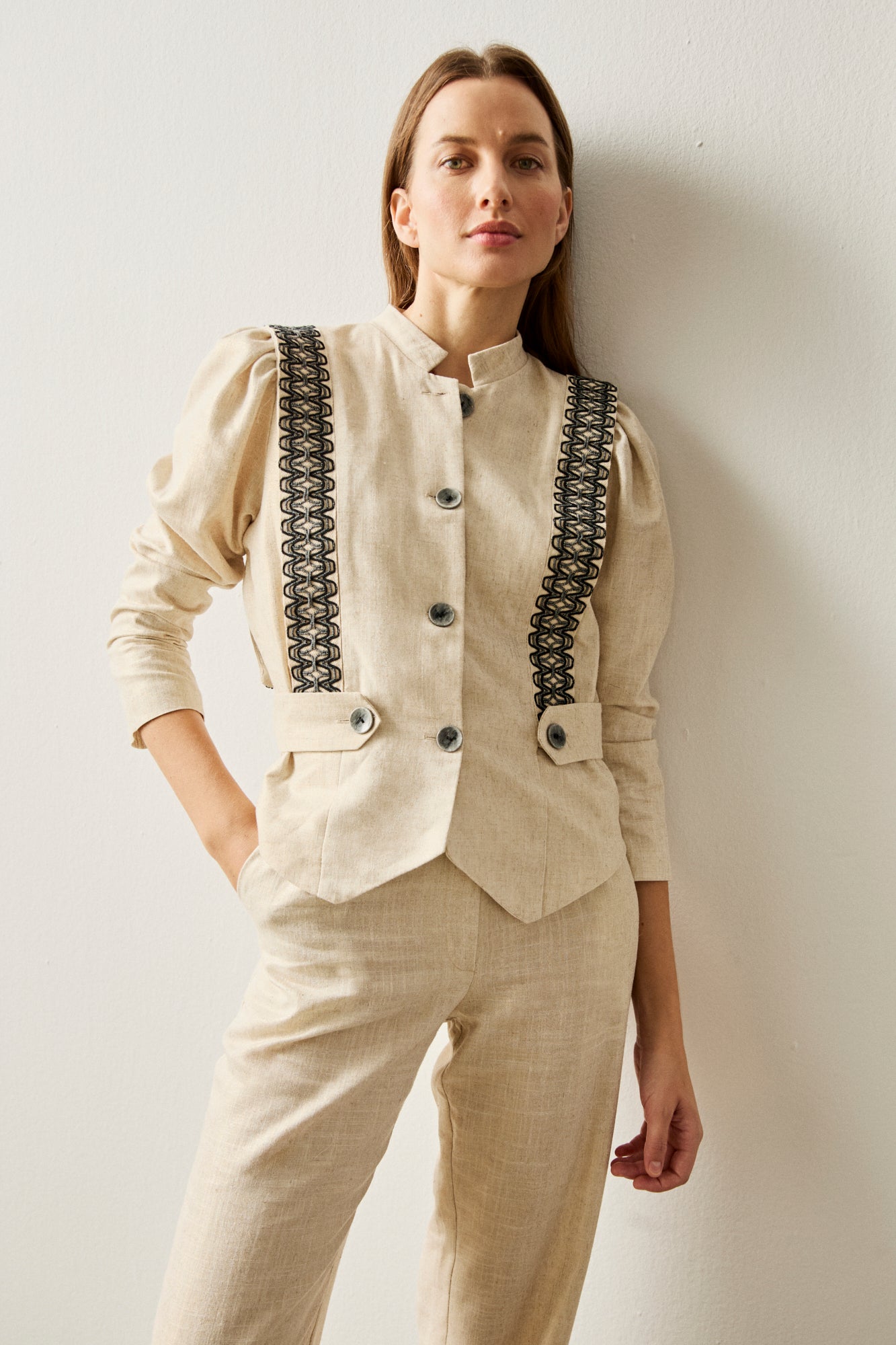 Pantalón de pinzas con ligero brillo