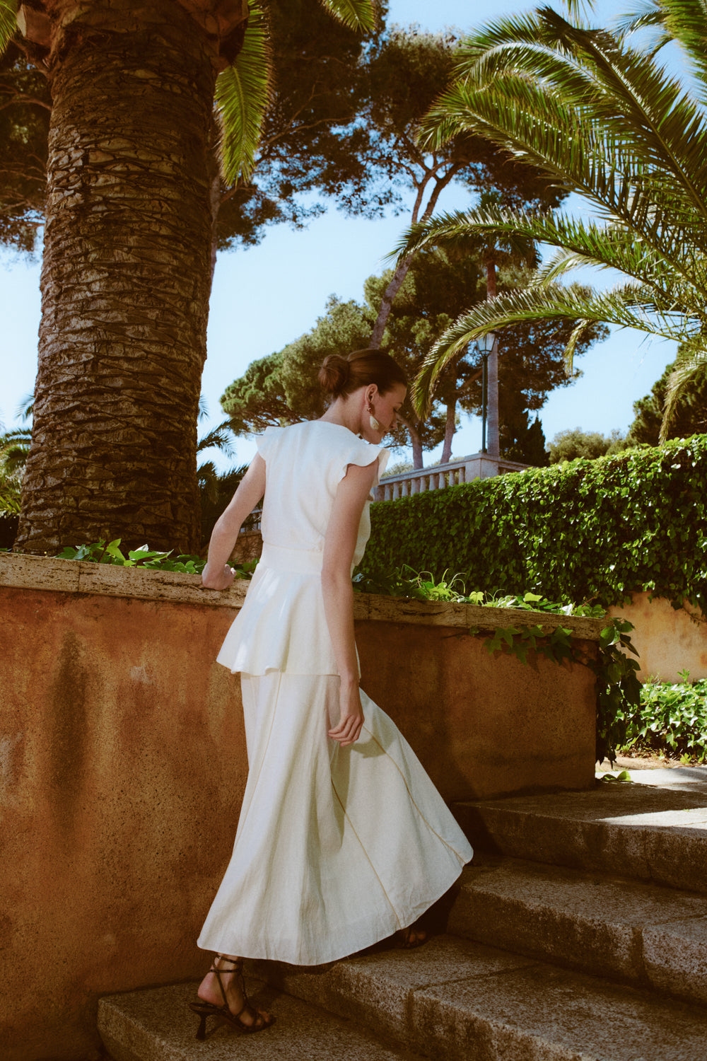 Falda midi de lino blanco y corte elegante
