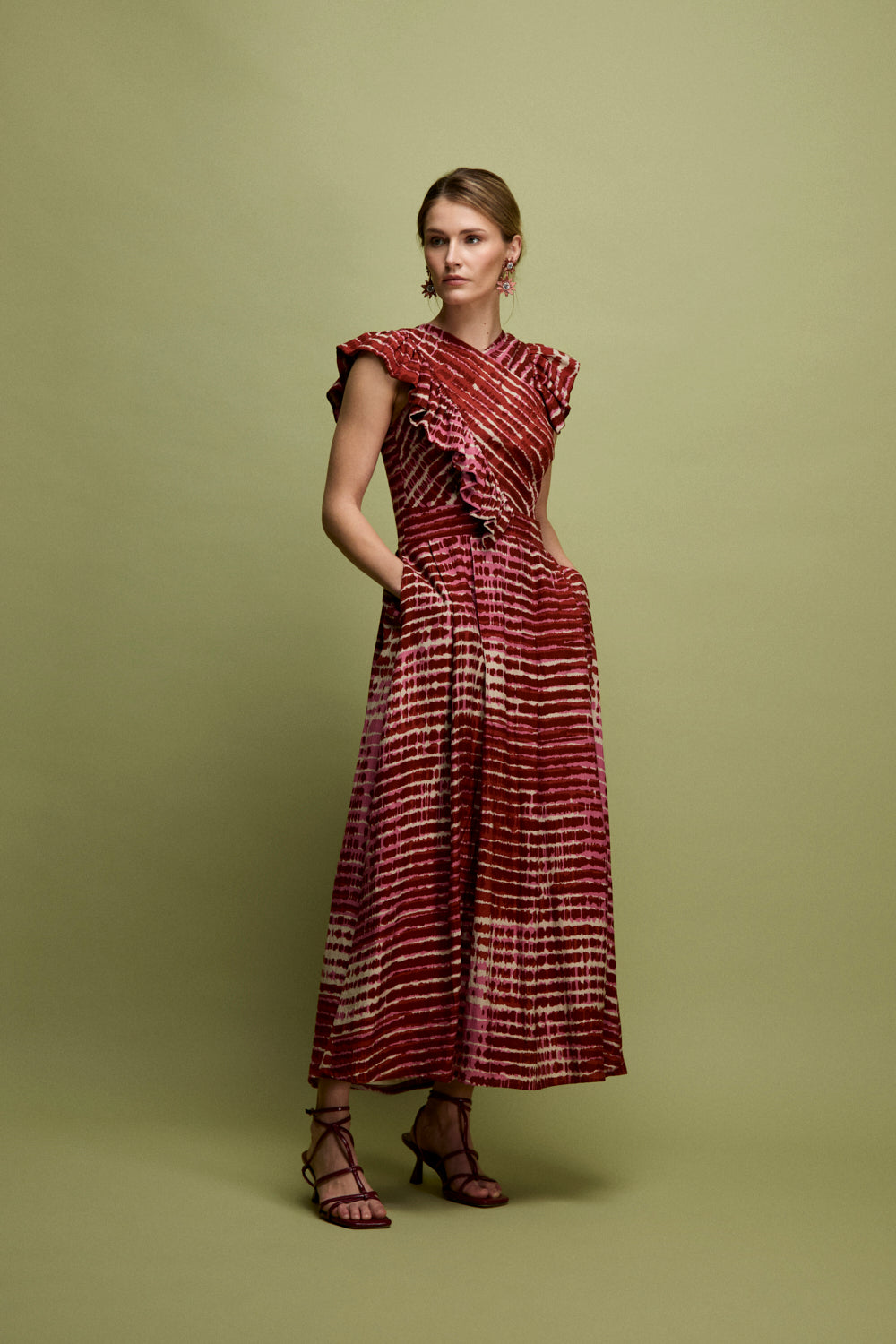 Vestido midi en color fresa con volante en hombros. Este vestido tiene falda tableada con cinturilla e incluye bolsillos.