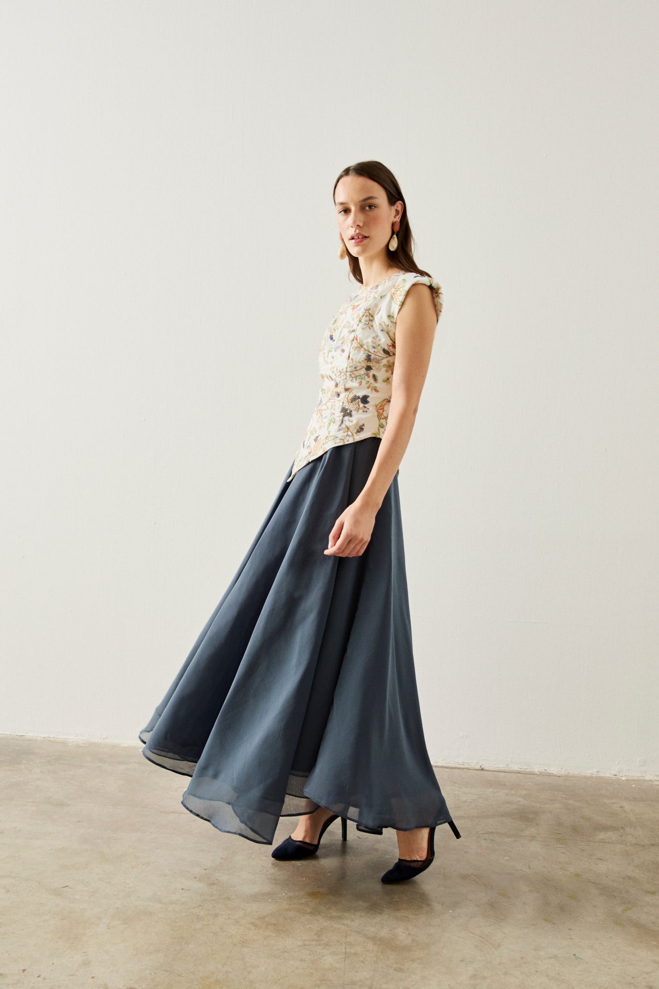 Vestido midi combinado con top bordado con pasamanería y falda de tul.