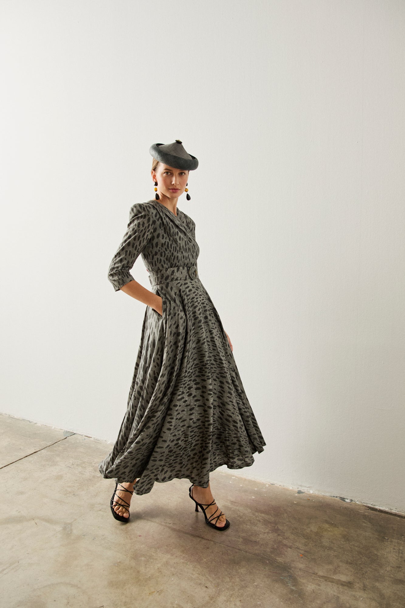 Vestido midi con manga tres cuartos en color gris con manchas negras.