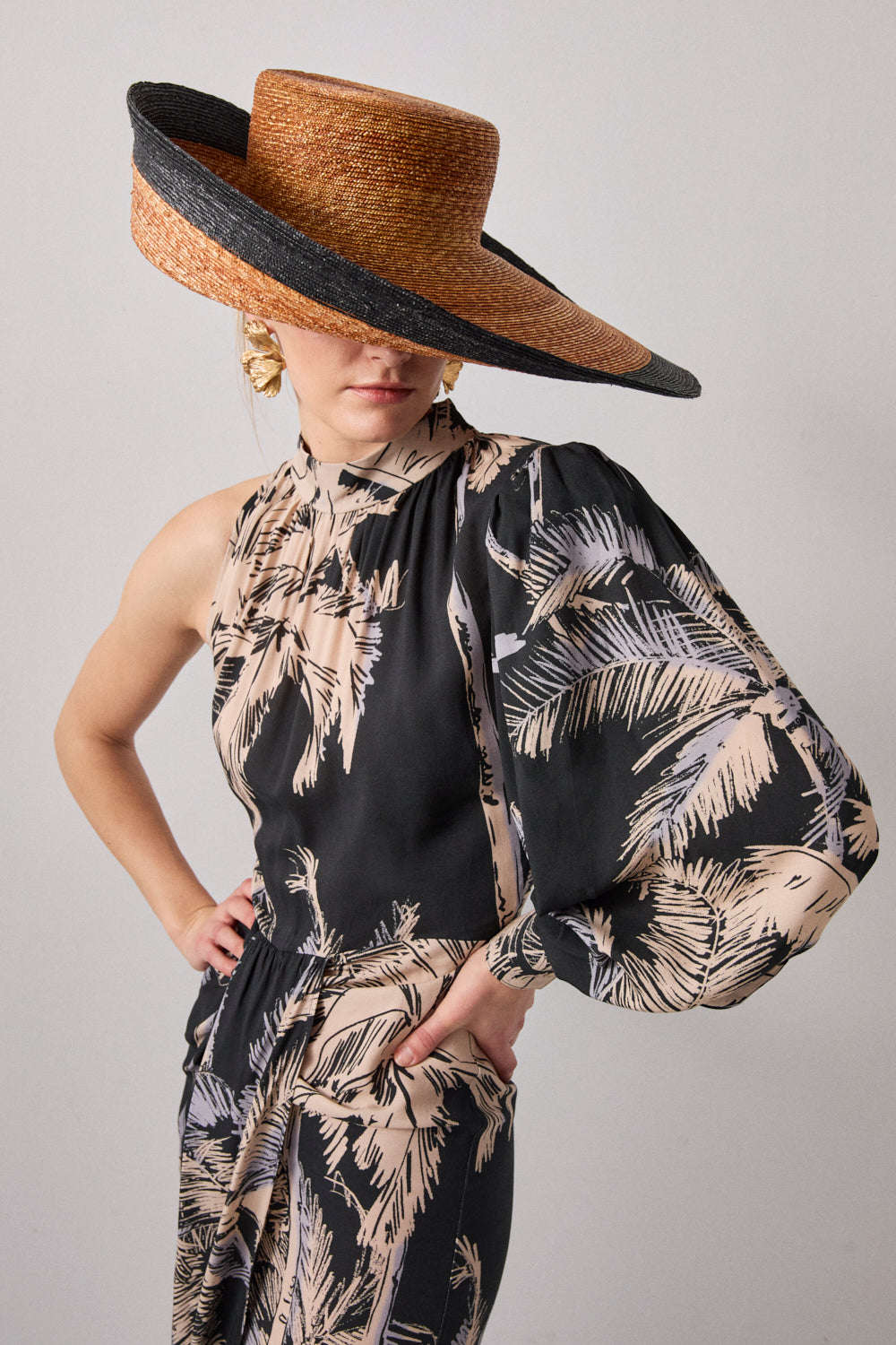 Vestido midi estampado en color marino con manga asimétrica.