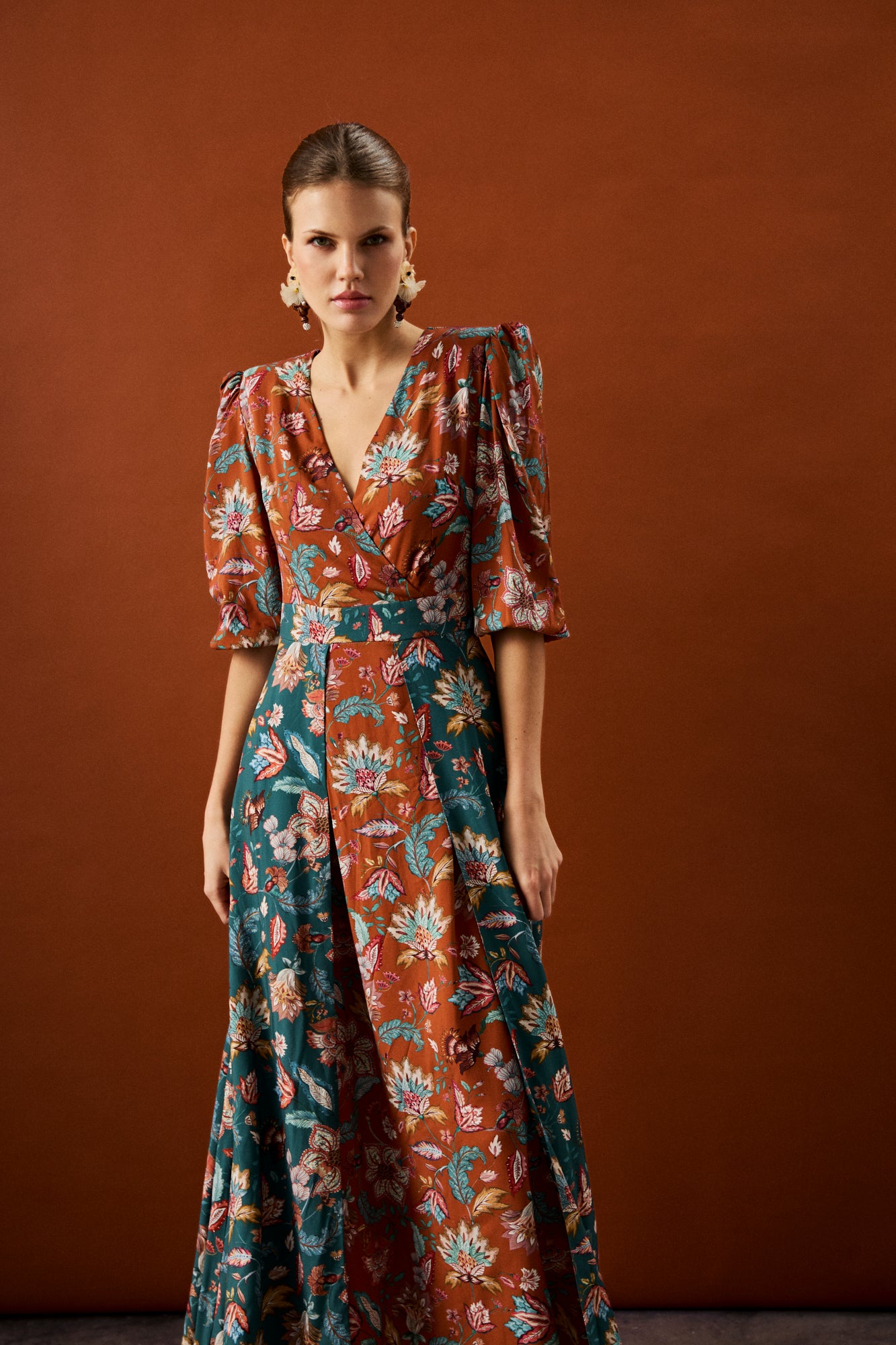 Vestido midi de manga larga estampado en tonos teja y azul.