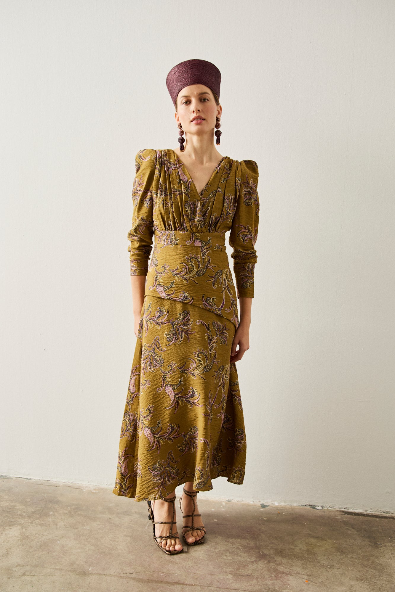 Vestido midi con manga larga estampado en color verde oliva.