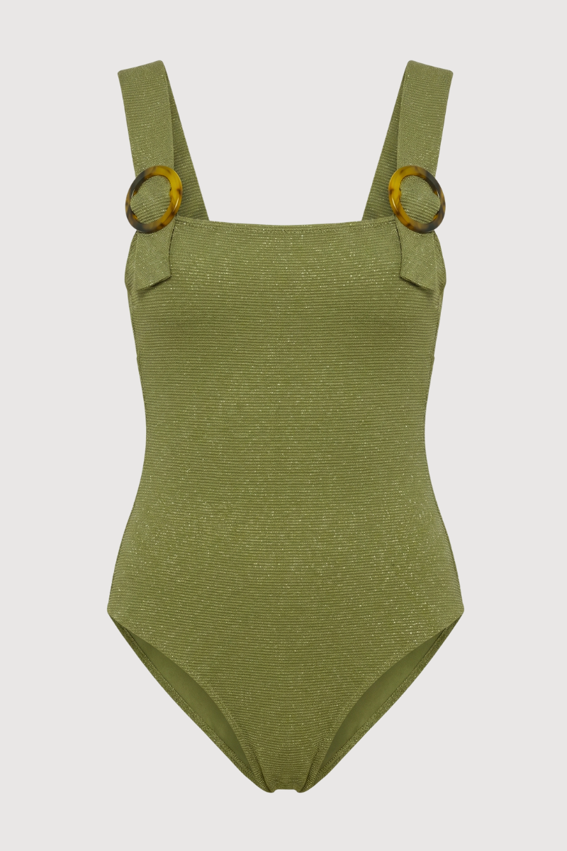 Bañador verde con acabado en lúrex, escote recto y tirantes anchos con hebilla tipo carey.