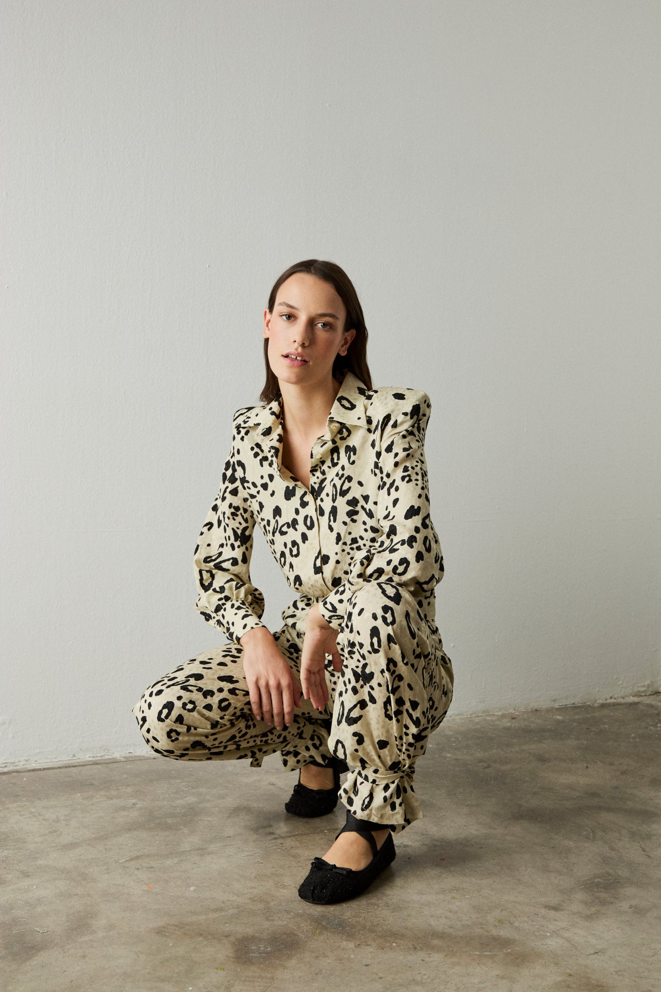 Camisa de manga larga estampada en animal print con cuello camisero y puños anchos con botones.