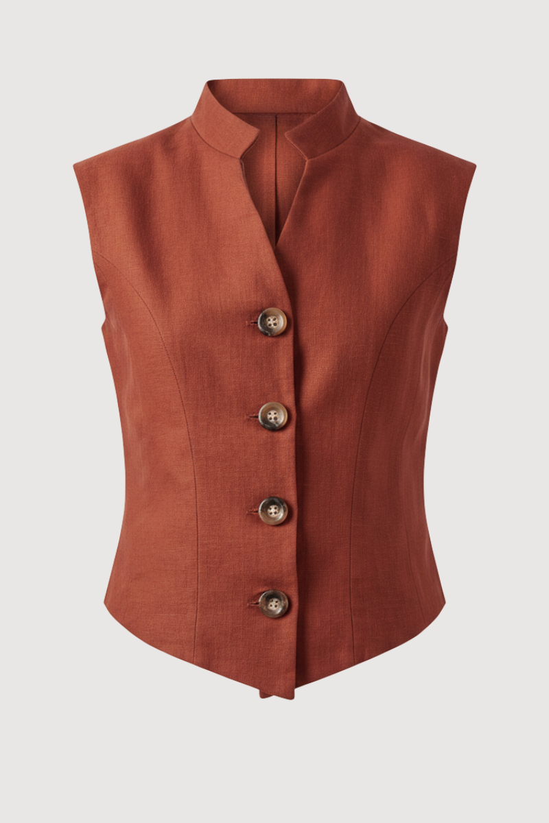 Chaleco en color caldera con cuello mao y detalle a contraste en espalda. 