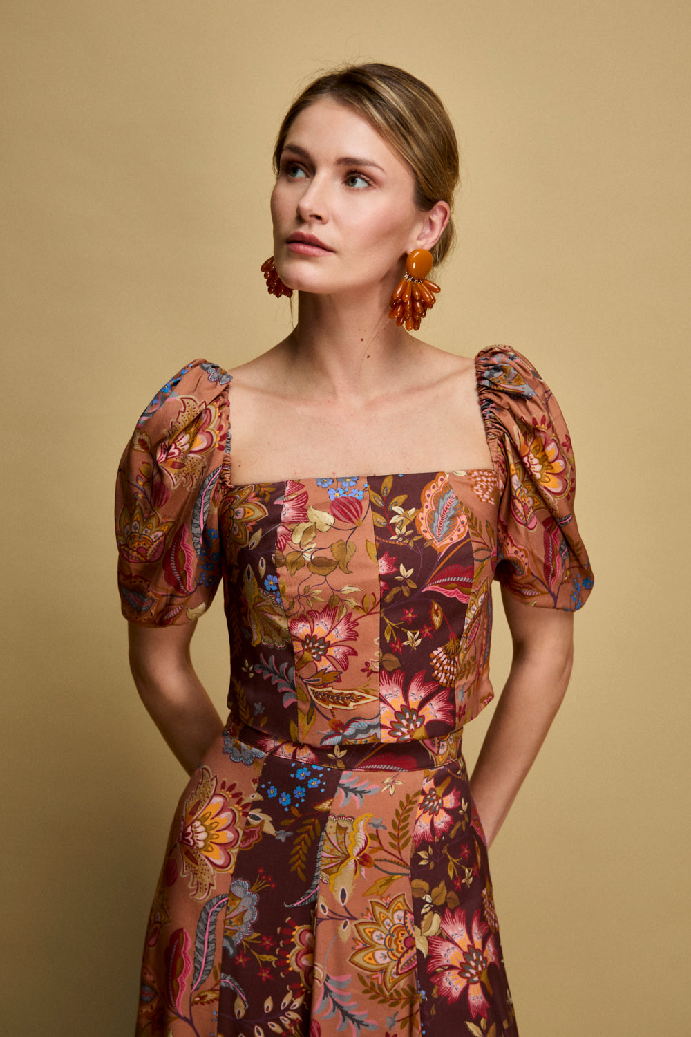 Falda midi con estampado de flores en tonos tierra y corte evasé. 