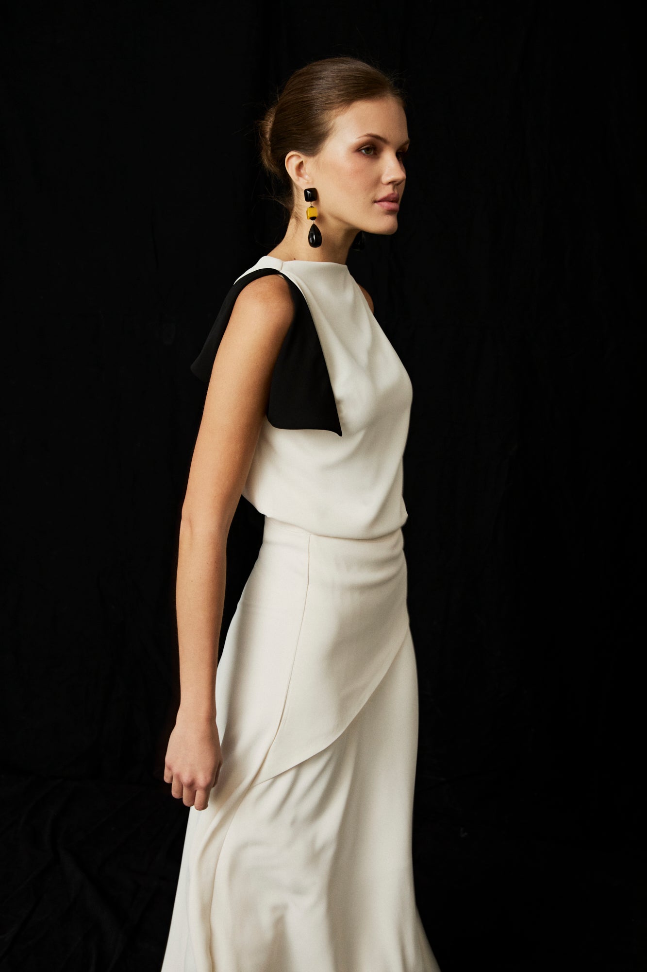 Falda midi crema de corte evasé.