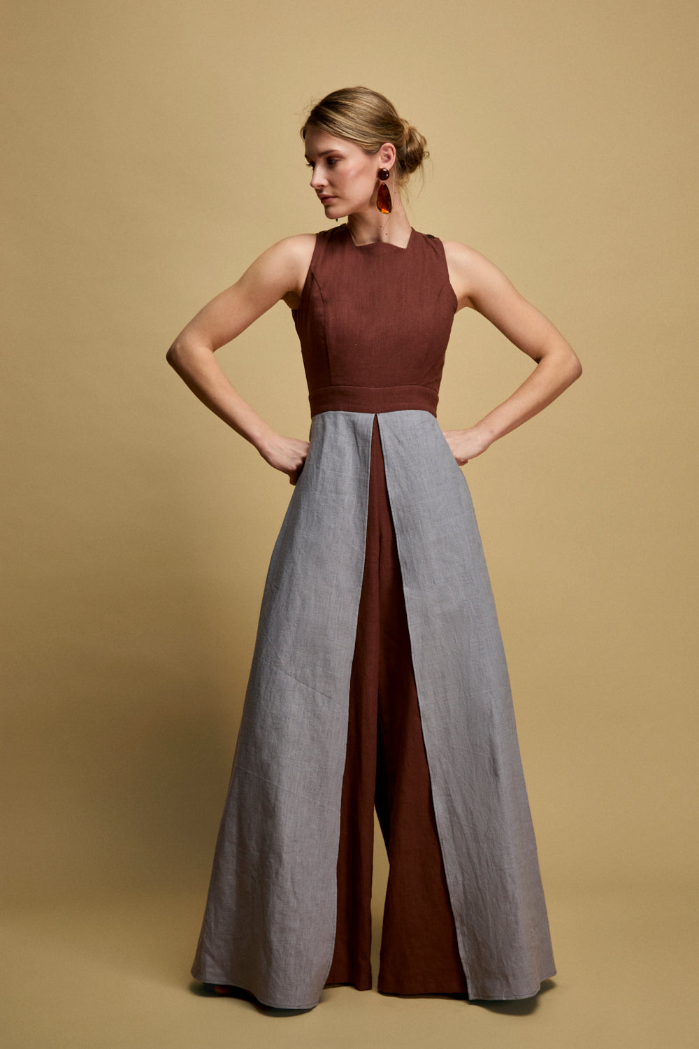 Mono de tirantes cruzados en color marrón con pieza superpuesta a contraste desde la cintura.