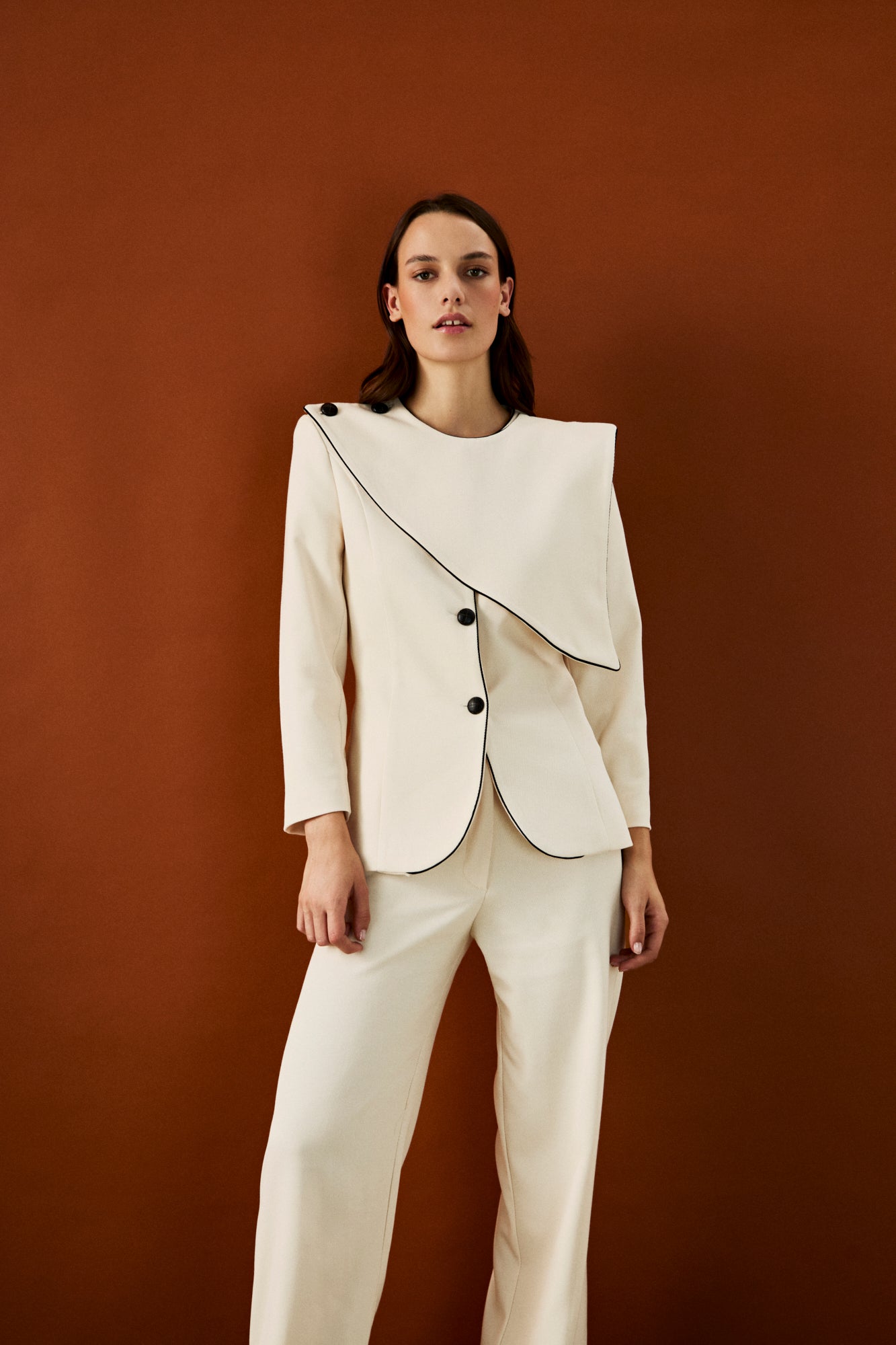 Pantalón en color crudo de talle alto con pernera recta. 