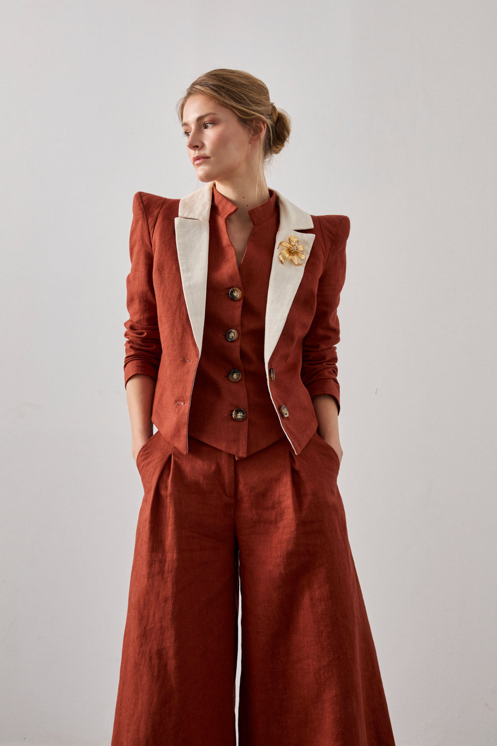 Pantalón palazzo con pinzas en color caldera. Este pantalón de talle alto está confeccionado en lino y algodón. 