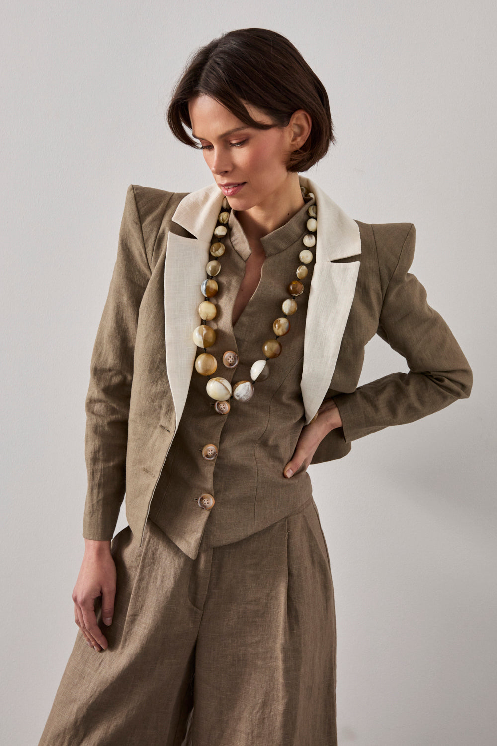 Pantalón palazzo con pinzas en color verde caqui.Este pantalón de talle alto está confeccionado en lino y algodón. 