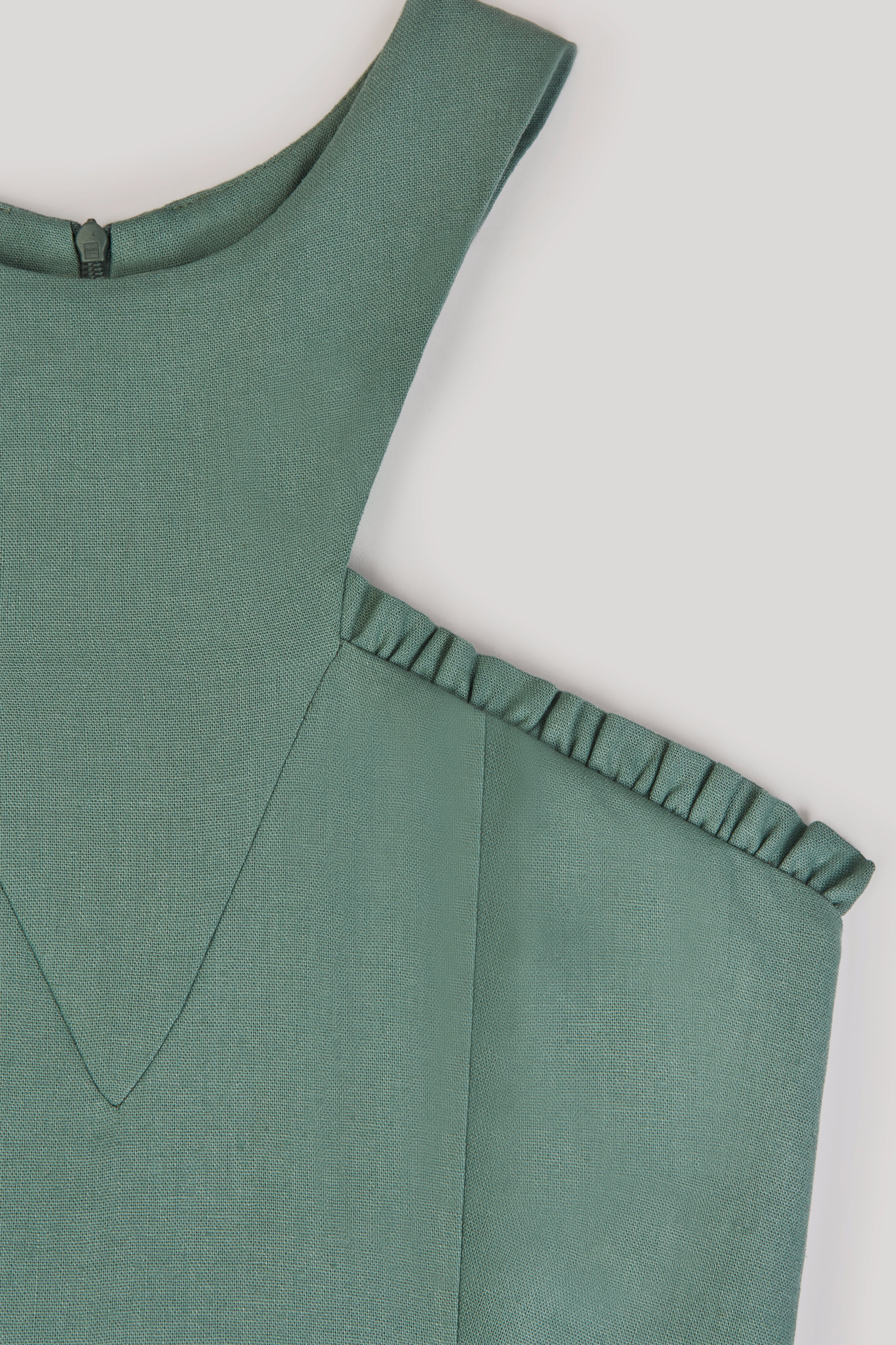 Vestido de fiesta de lino turquesa y detalles bordados 6