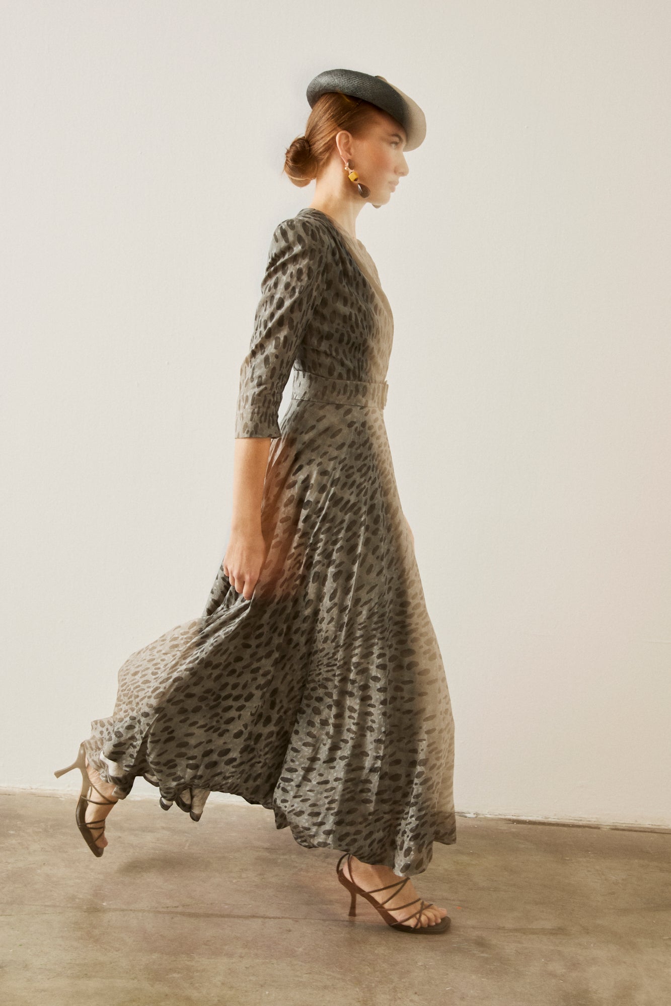 Vestido midi gris con manchas negras 