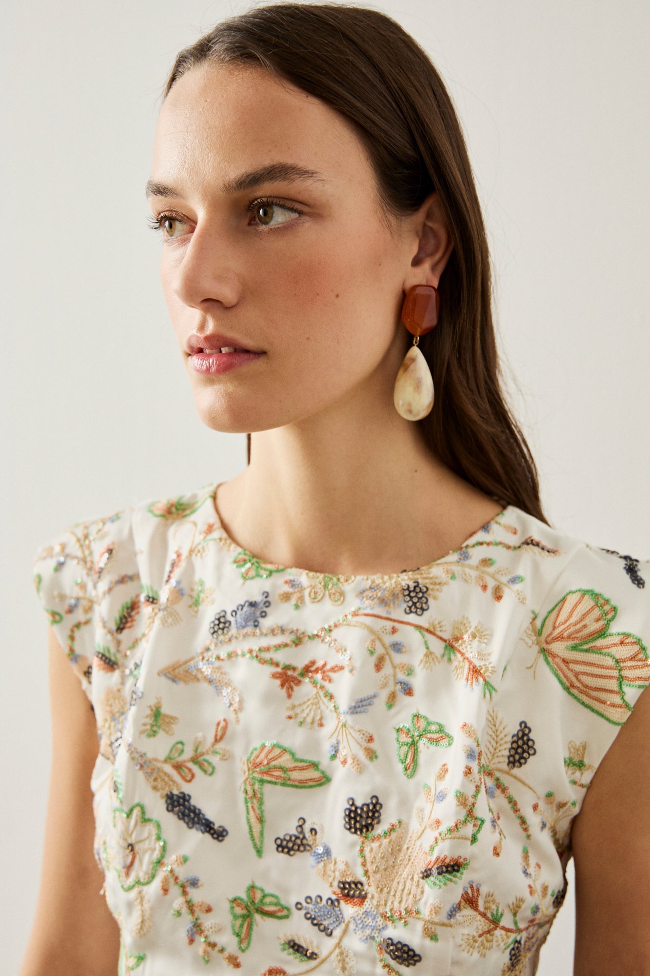 Vestido midi con bordaduras