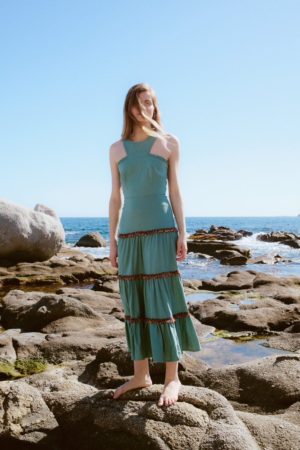 Vestido de fiesta de lino turquesa y detalles bordados 2